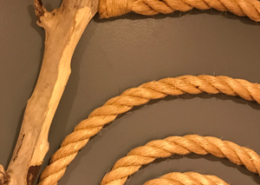 ロープ、流木によるウォールアート